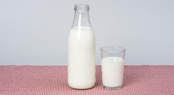 Mit Milch gefüllte Flasche und Glas