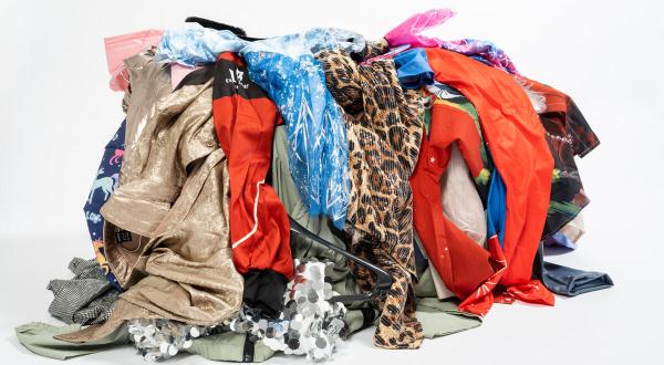 Studioaufnahme: Textilien von Shein auf einem Haufen