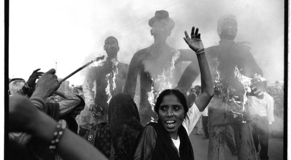 Die Überlebenden von Bhopal gedenken der Gas-Katastrophe, indem sie Bilder des Ministerpräsidenten von Madyha Pradesh, des indischen Premierministers und des ehemaligen Vorstandsvorsitzenden von Union Carbide vor der ehemaligen "Union Carbide"-Fabrik verbrennen.