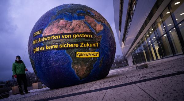 Greenpeace-Aktivist:innen protestieren für Klimaschutz und Abrüstung bei der CDU