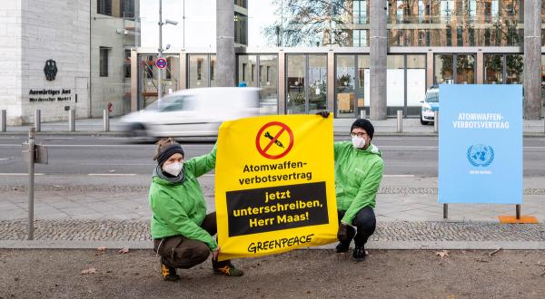 Demonstration in Berlin für den Beitritt Deutschlands zum UN-Vertrag über das Verbot von Nuklearwaffen