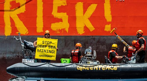Pazifische Ozean: Aktivist:innen malen das Wort "RISK!" auf die Steuerbordseite von Normand Energy, einem von der belgischen Firma "Global Sea Mineral Resources" gechartertem Schiff.