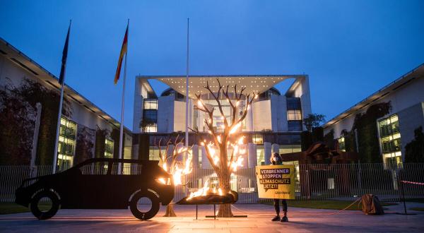 Autogipfel-Protest vor dem Bundeskanzleramt in Berlin