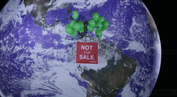 NOT FOR SALE” Banner auf riesiger Erdkugel auf der COP26 Klimaschutzkonferenz in Glasgow
