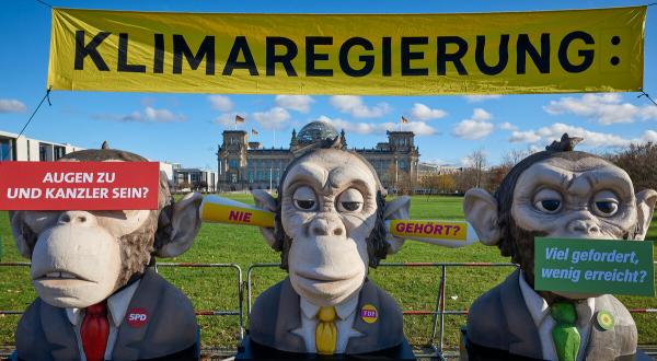 Greenpeace-Aktive demonstrieren während der Koalitionsverhandlungen vor dem Bundestag auf der Berliner Reichstagswiese