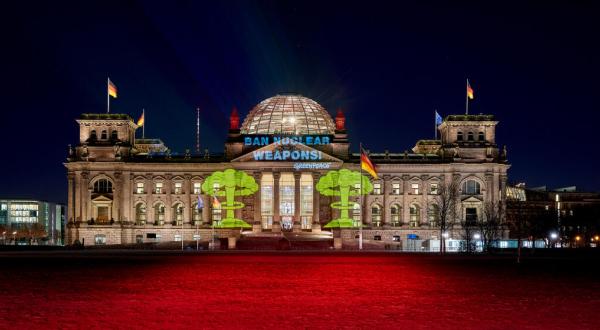Projektion am Reichstag: Protest gegen deutsche Atombomben in Berlin
