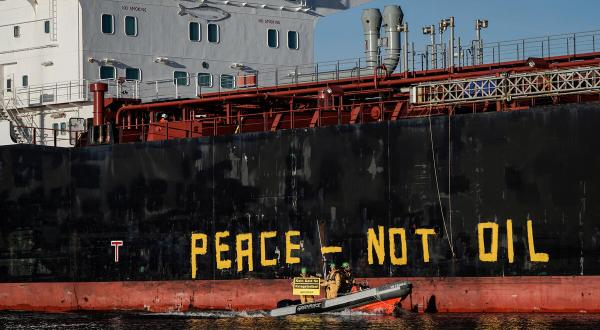Greenpeace Aktivist:innen im Schlauchboot um "Peace - Not Oil" auf die Seite des 40.000-Tonnen-Tankers Seasprat zu malen, der verarbeitetes Öl aus dem russischen Ostseehafen Primorsk liefert.