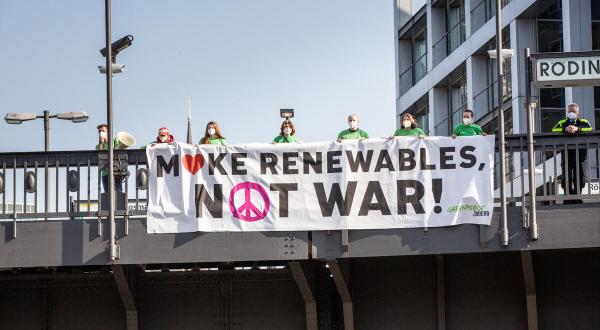 Der erste globale Klimastreik seit Beginn des Krieges. Mit PEACE-Buchstaben, wandelnden Luftballons und Bannern protestiert Greenpeace gemeinsam mit anderen Akteur:innen für Klimaschutz und Frieden. 