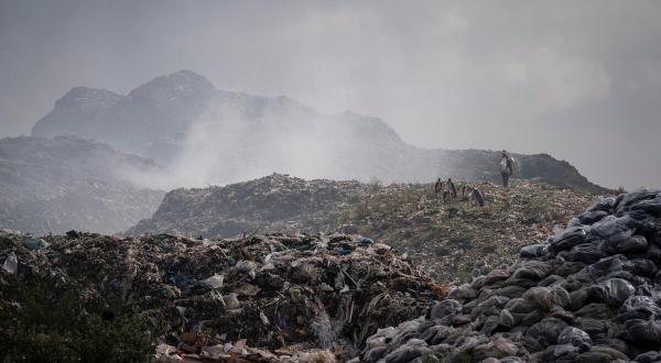 Fast-Fashion-Untersuchung in Kenia, Kleiderberge auf einer Müllhalde.