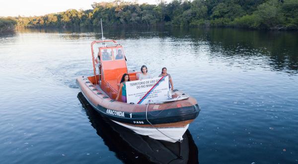 Indigene und Greenpeace-Aktive im Boot auf dem Manicoré River 