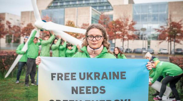 Demand of renewable Energy for a free Ukraine in front of the Bundestag