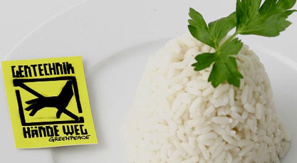 Eine Portion Reis mit Warnhinweis: Es handelt sich um den Bon Ri-Reis von Aldi Nord in dem Verunreinigungen mit Gen-Reis festgestellt wurden.