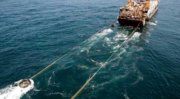 Mit Bojen am Netz des deutschen Trawlers Helen Mary protestieren Greenpeace-Aktivisten gegen die Plünderung der Gewässer vor Westafrika, 2012