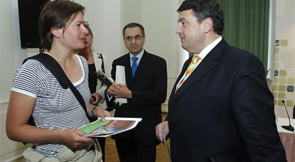 7. Mai 2008: Greenpeace-Urwaldexpertin Corinna Hölzel im Gespräch mit Bundesumweltminister Sigmar Gabriel.