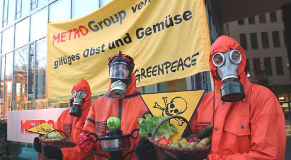 Greenpeacer präsentieren Pestizid-Pokal für Metro