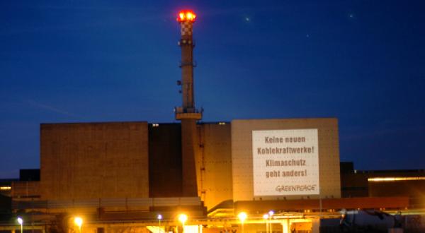 Projektion am Kohlekraftwerk in Lubmin