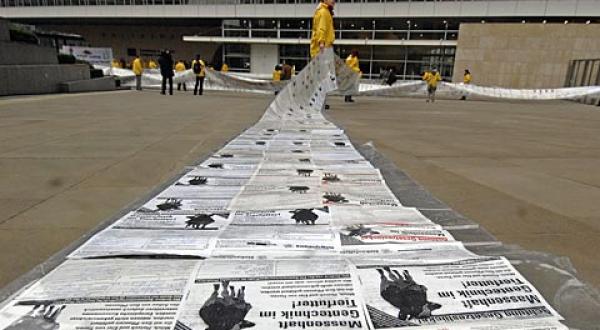 Greenpeace-Aktivistinnen und -Aktivisten überbringen in Brüssel der EU-Kommission die Unterschriftenlisten aus 21 EU-Ländern mit über einer Million Unterschriften.