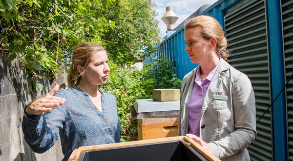 Imkerin Leena Ramcke (rechts) und Greenpeace-Landwirtschaftsexpertin Christiane Huxdorff