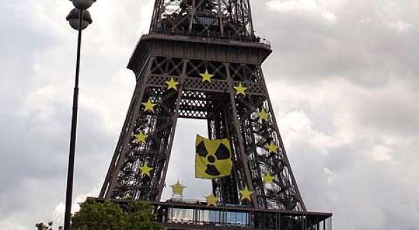 Atomsymbol am Eiffelturm