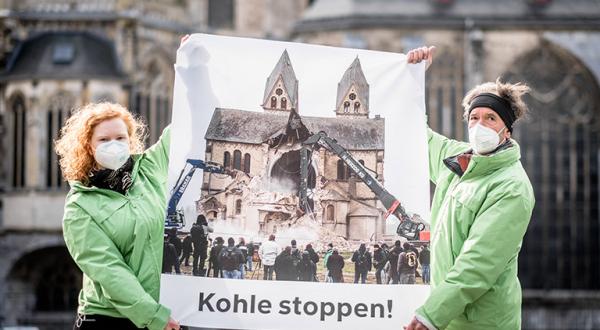 Greenpeace-Aktivist:innen vor Aachener Dom