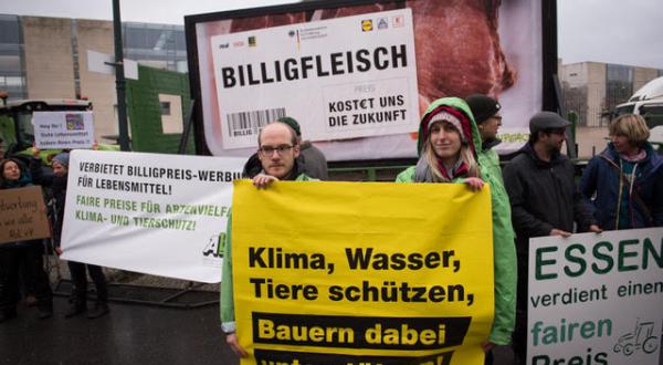 Gemeinsamer Protest von Greenpeace und der ABL vor dem Bundeskanzleramt am 3.2.2020