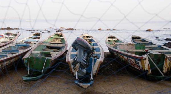 Afrikanische Fischerboote in Corniche Ouest. Februar 2010