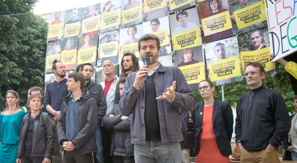 Protest vor der Gerichtsverhandlung im französischen Privas, wo 22 Greenpeace-Aktivisten angeklagt sind, weil sie auf Sicherheitsmängel am AKW Cruas-Meysse aufmerksam machten.