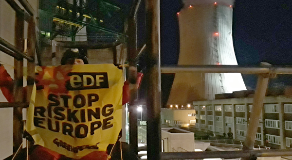 Greenpeace-Aktivisten protestieren am französischen AKW Curas-Meysse mit einem Banner "Stop Risking Europe".