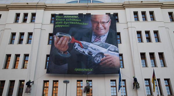 Greenpeace-Aktivisten protestieren mit einem Banner am Bundesumweltministerium in Berlin 05/15/2013