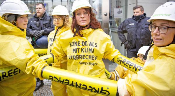 Greenpeace-Aktivisten vor Haus der Wirtschaft in Berlin