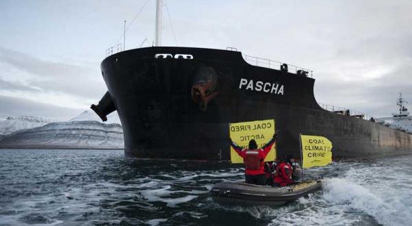 Protest gegen Kohleabbau in der Arktis vor dem Kohlefrachter Pascha. Oktober 2009