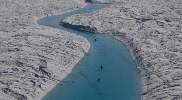 Greenpeace-Aktivisten und Wissenschafler auf einem Schmelzwasser-Fluss des arktischen Petermann-Gletschers, 2009