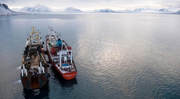 Zwei Trawler in der Arktis