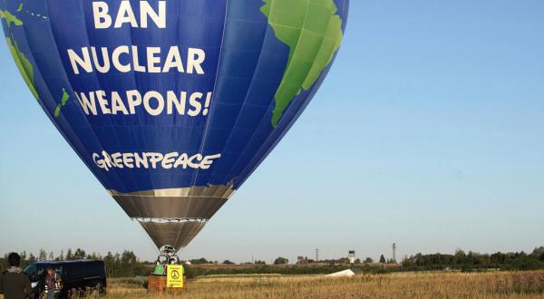 Heißluftballon mit "ban nuklear wappons"vor Fliegerhorst Büchel