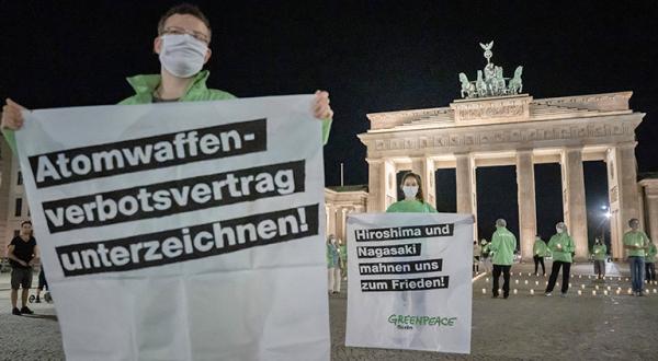 Greenpeace-Aktion vor Brandenburger Tor