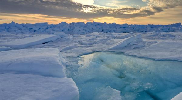 Schmelzendes Packeis im arktischen Sommer, Dezember 2011