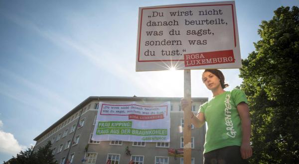 Eine Greenpeace-Aktivistin protestiert gegen den geplanten Tagebau Welzow-Süd II, 02.06.2014