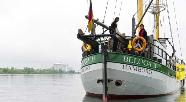 Das Greenpeace-Schiff Beluga passiert das alte französische AKW Fessenheim, 26. April 2014