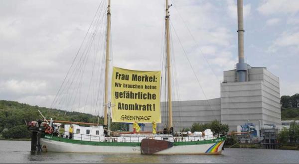 Greenpeace protestiert mit der Beluga II vor dem Atomkraftwerk Krümmel in Geesthacht, Juni 2007