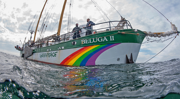 Das Greenpeace-Schiff Beluga II in der Nordsee vor Borkum
