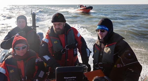 Greenpeace-Schlauchboot auf der Nordsee – Taucher suchen vor Borkum nach verlorenen Containern der MSC Zoe.