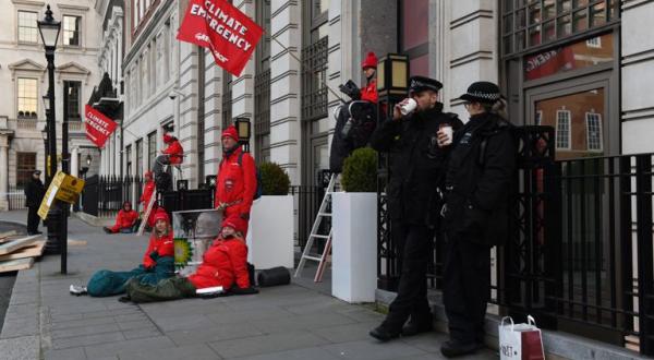 Greenpeace-Aktivisten vor BP-Hauptquartier in London