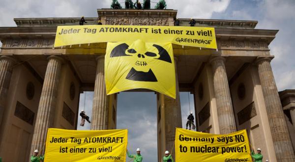 Greenpeace-Aktivisten protestieren für einen Atomausstieg bis 2015 05/29/2011