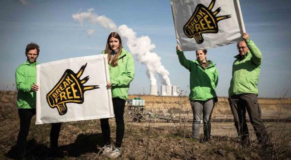 Greenpeace-Aktivisten demonstrieren mit den Break-Free-Bannern vor dem Tagebau Schleenhain gegen Braunkohle.