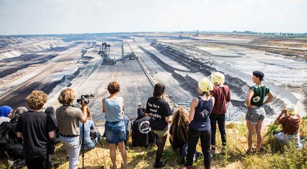 Immer wieder protestieren Menschen friedlich für den raschen Kohleausstieg und den Erhalt der Dörfer wie hier im Juni 2019 am der Kante des Kohle-Tagebaus Garzweiler II.