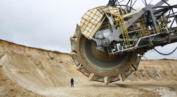 Bagger im LEAG-Braunkohletagebau Jänschwalde in der Lausitz