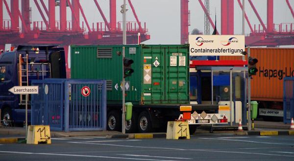 Einer von zwei Containern mit radioaktivem Material, die in Bremerhaven umgeladen wurden. 10.08.2010