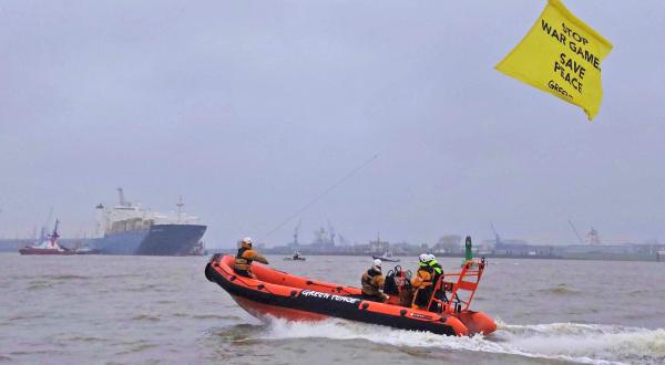 Greenpeace-Schlauchboot im Hafen von Bremerhafen