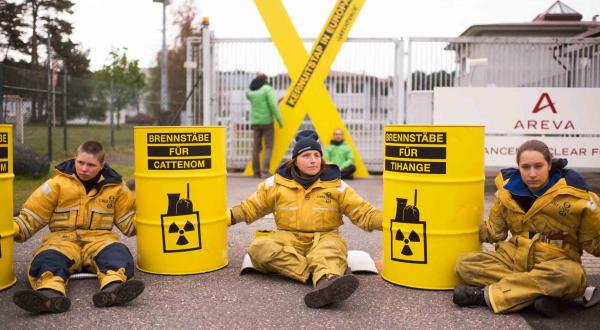 Greenpeace-Aktivisten protestieren vor Brennelementefabrik in Lingen
