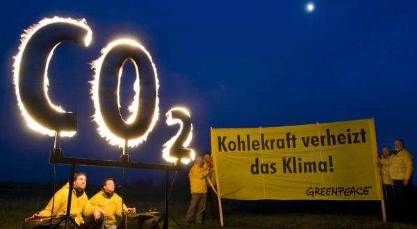 Protest mit brennendem CO2 Zeichen gegen Bau des Steinkohlekraftwerks. Dezember 2008